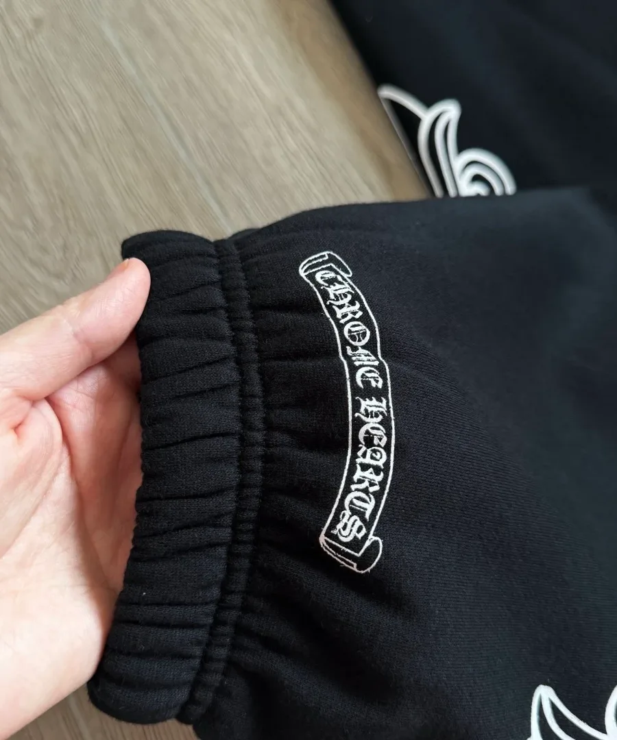 Вышивка Chrome Hearts на манжете спортивных штанов