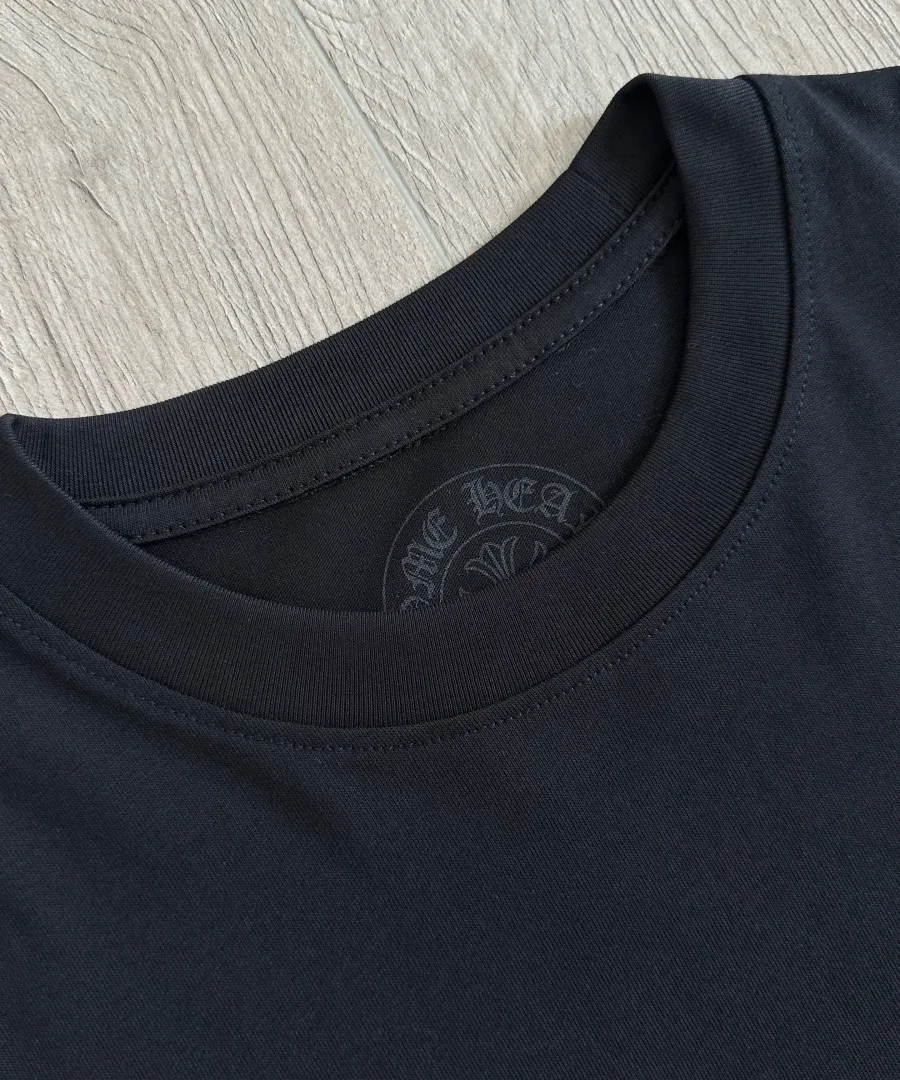 Воротник черной футболки Chrome Hearts