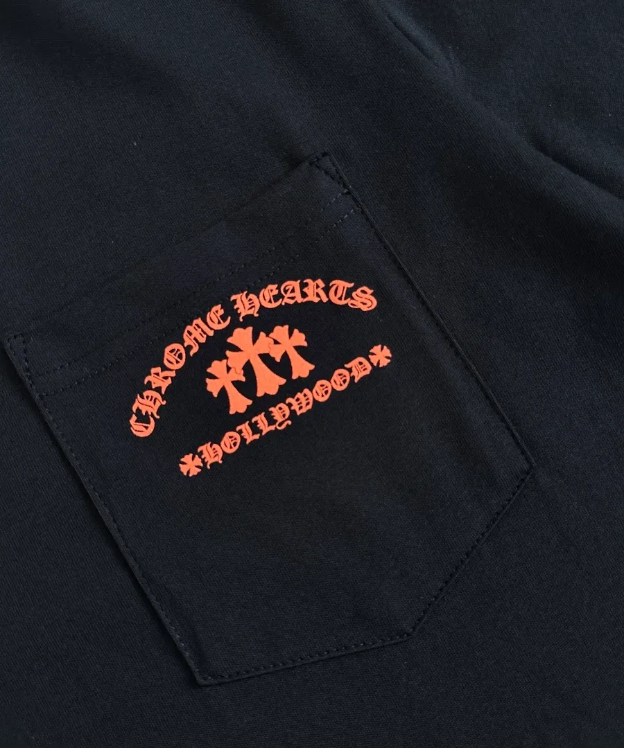 Накладной карман с принтом на черной футболке Chrome Hearts