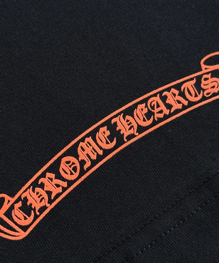 Принт внизу черной футболки Chrome Hearts