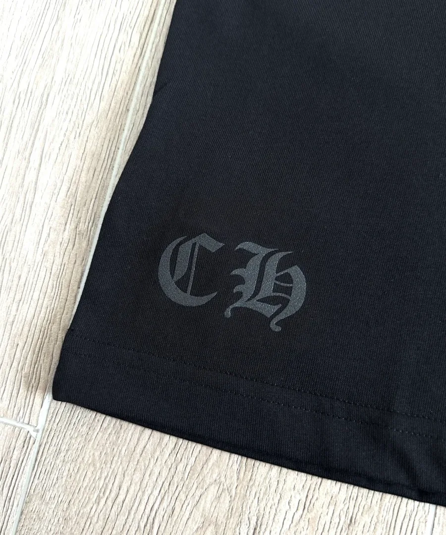 Вышивка CH на подоле черной футболки Chrome Hearts