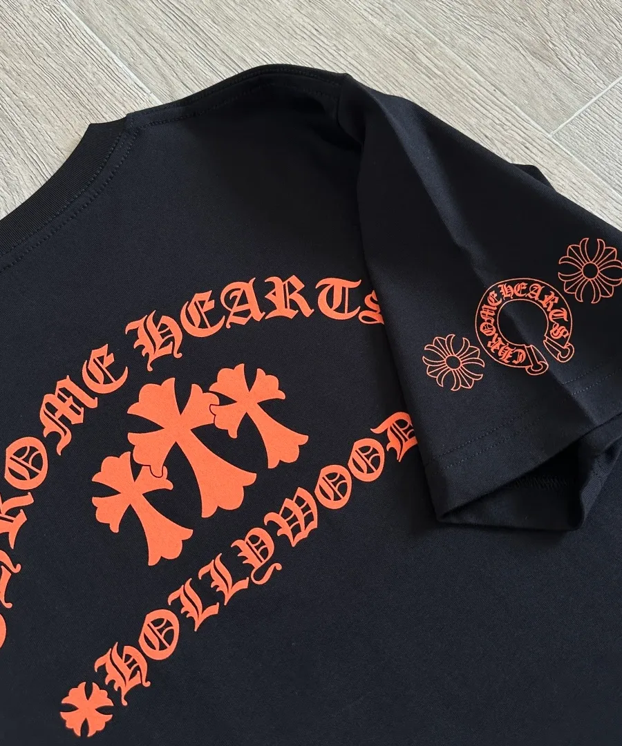 Деталь спинки и рукава черной футболки Chrome Hearts