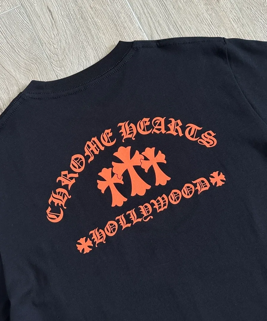 Принт на спине черной футболки Chrome Hearts