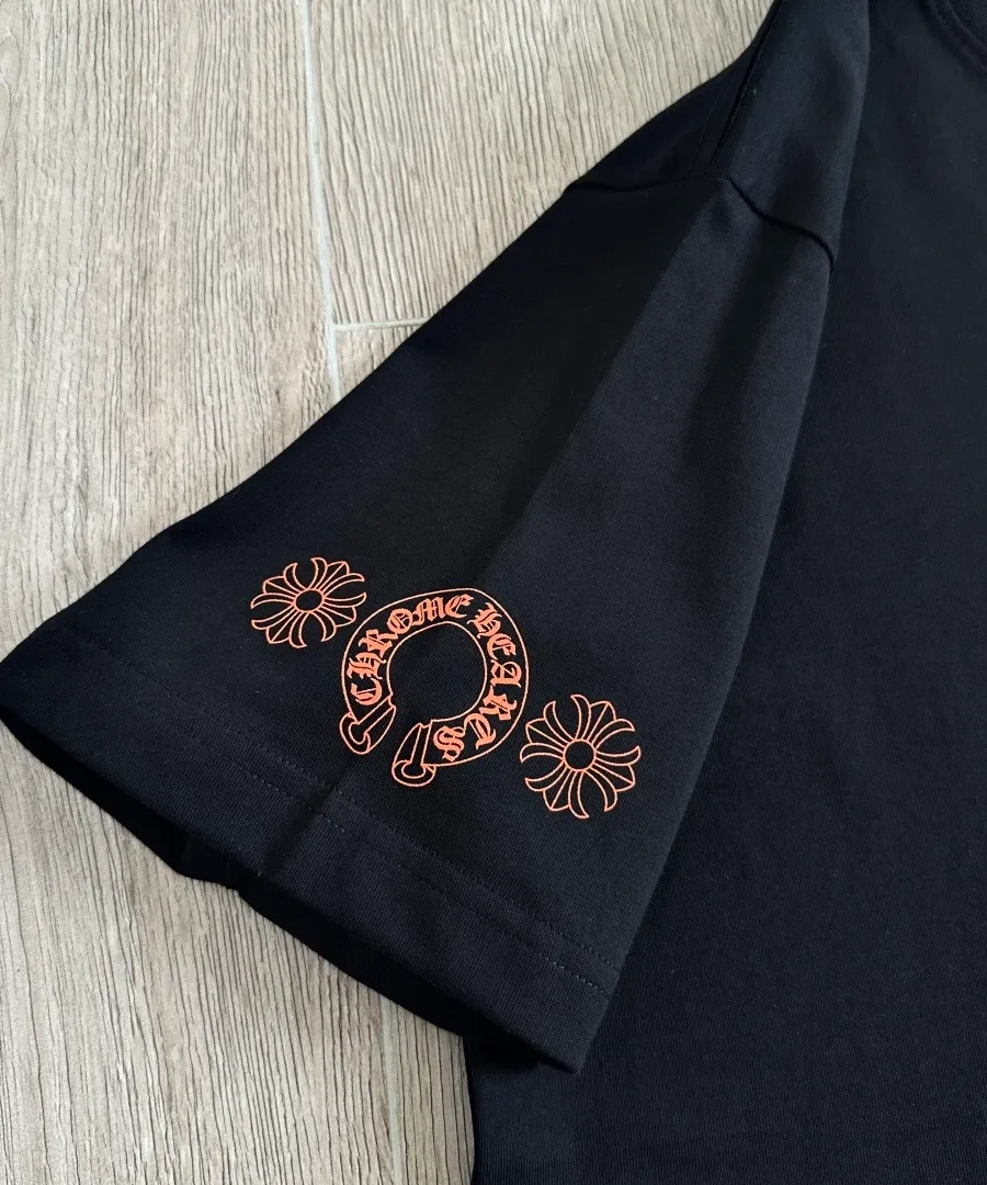 Принт на рукаве черной футболки Chrome Hearts
