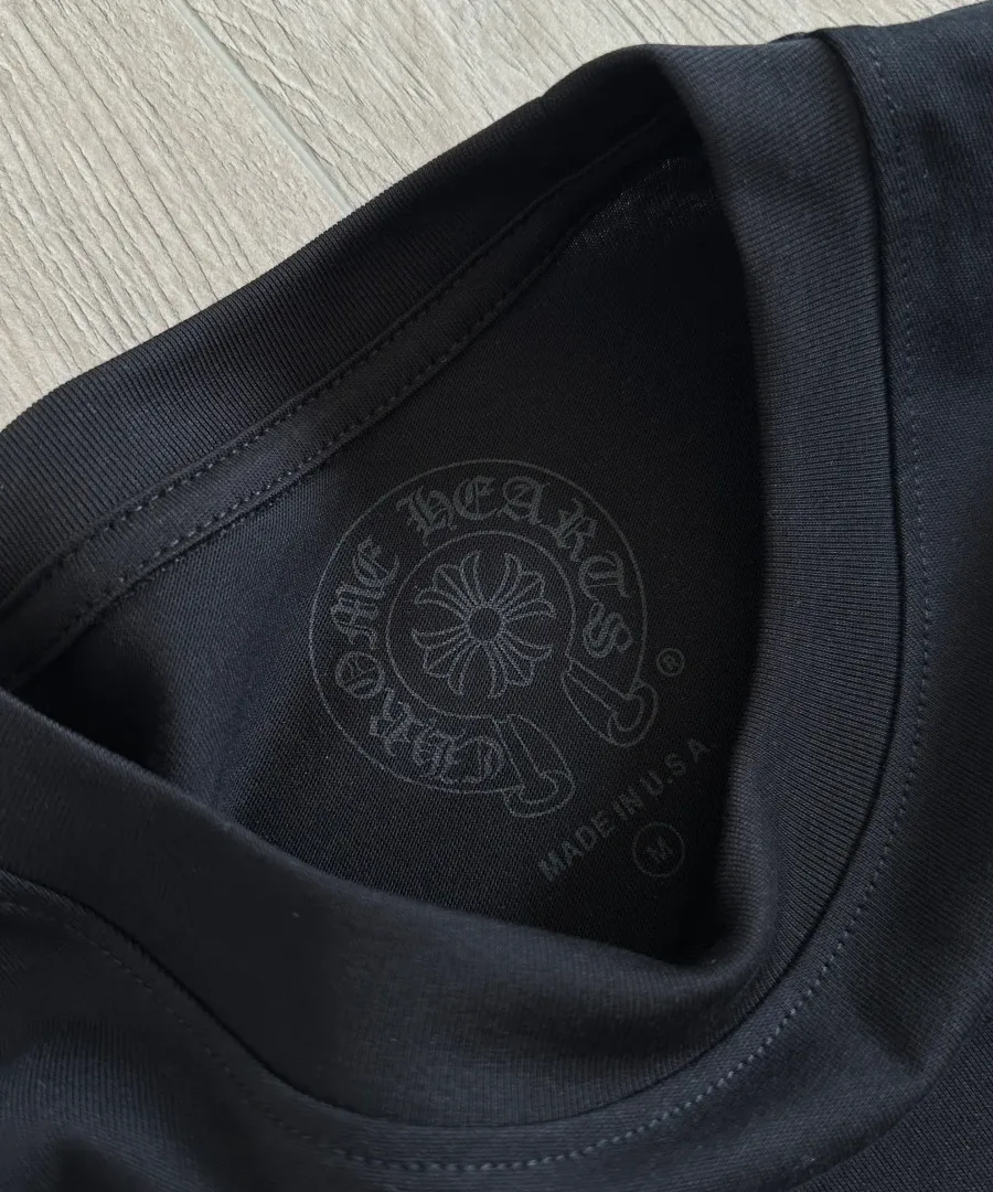 Внутренний ярлык на воротнике черной футболки Chrome Hearts