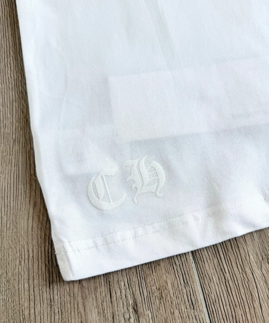 Вышивка CH на подоле белой футболки Chrome Hearts