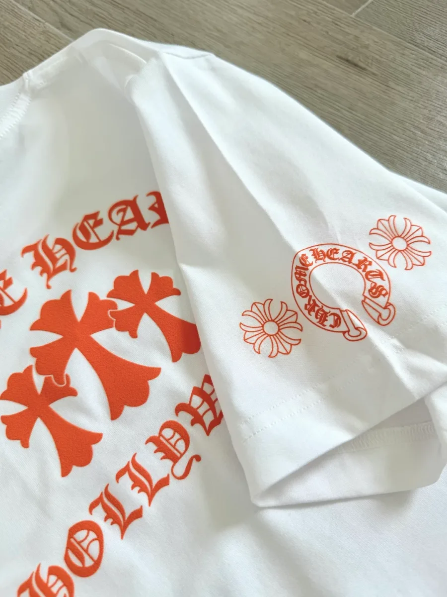 Деталь спинки и рукава белой футболки Chrome Hearts