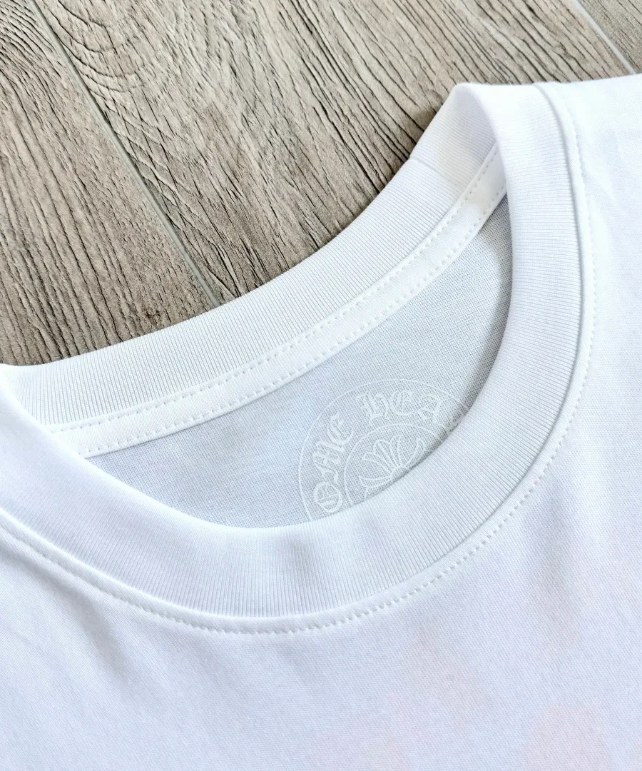 Воротник белой футболки Chrome Hearts