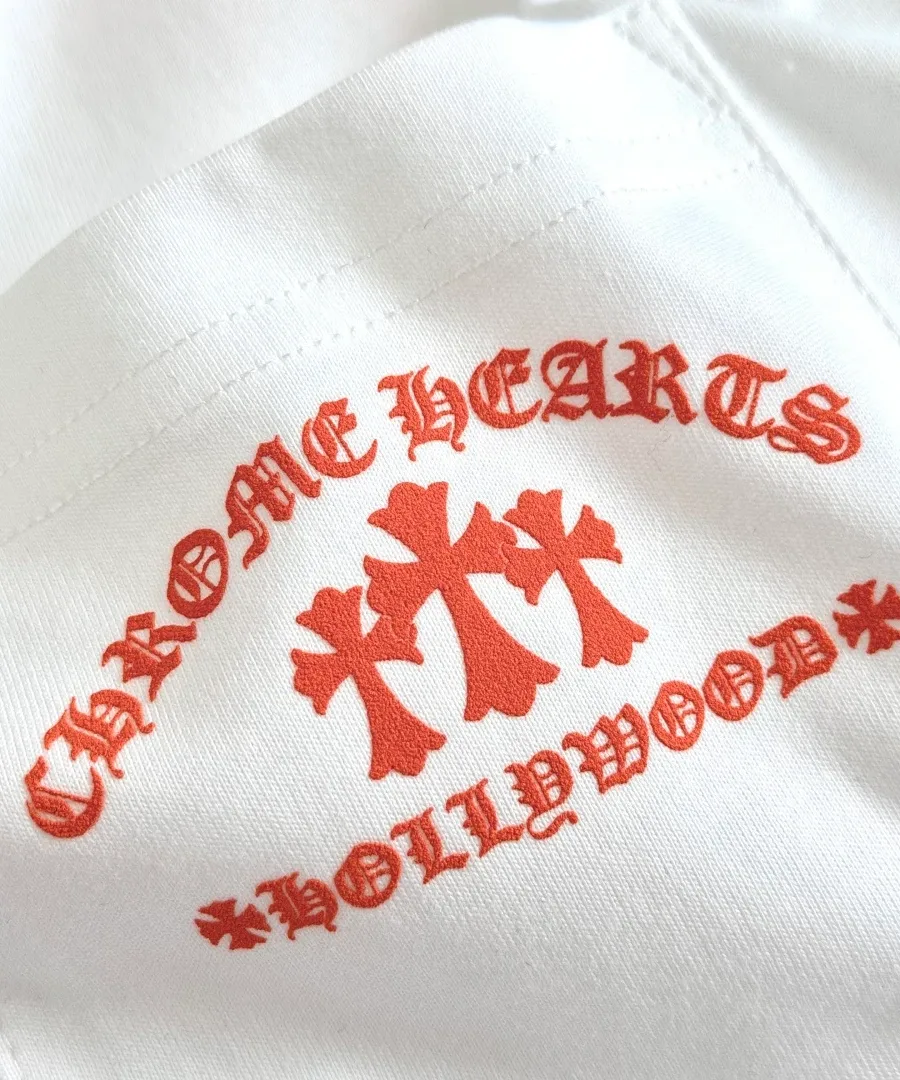 Принт на накладном кармане белой футболки Chrome Hearts