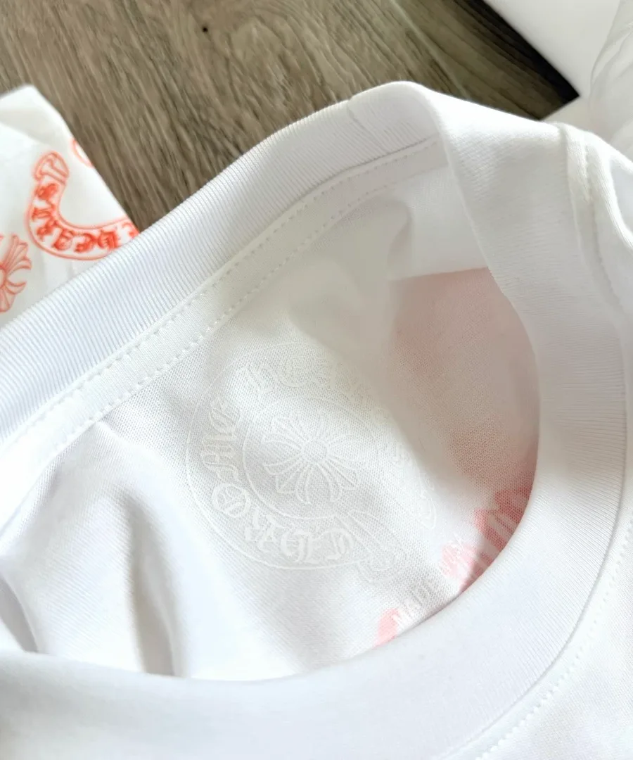 Внутренний ярлык на воротнике белой футболки Chrome Hearts