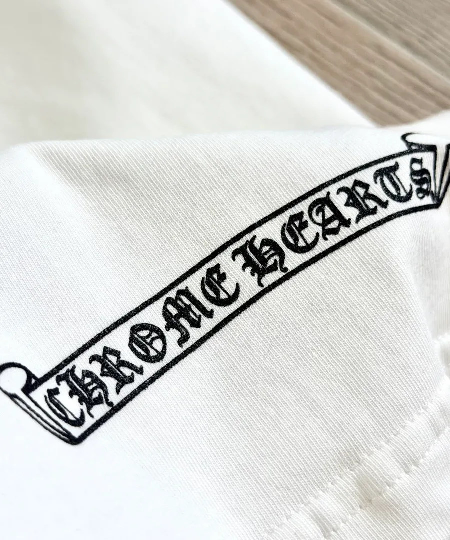 Принт на рукаве белой футболки Chrome Hearts
