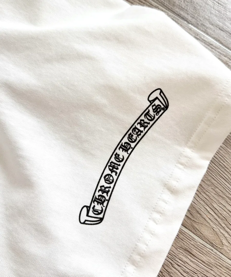 Принт на рукаве белой футболки Chrome Hearts