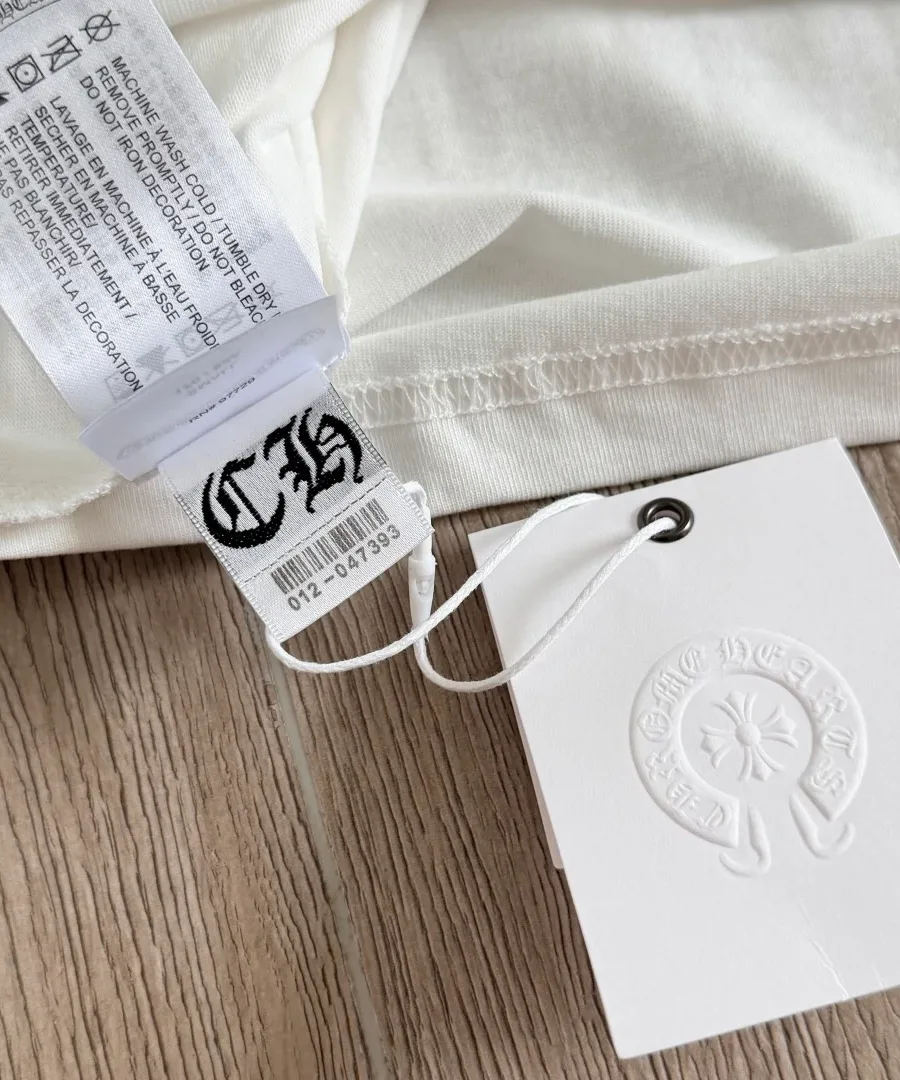 Бирка белой футболки Chrome Hearts