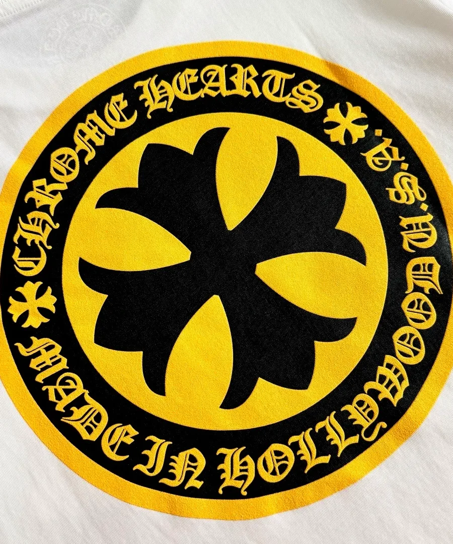 Принт на спине белой футболки Chrome Hearts
