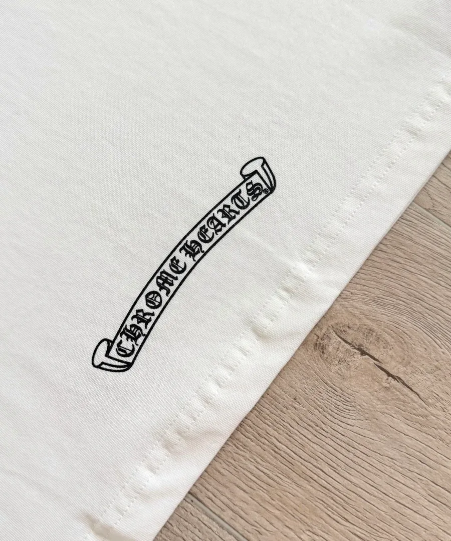 Принт на рукаве белой футболки Chrome Hearts