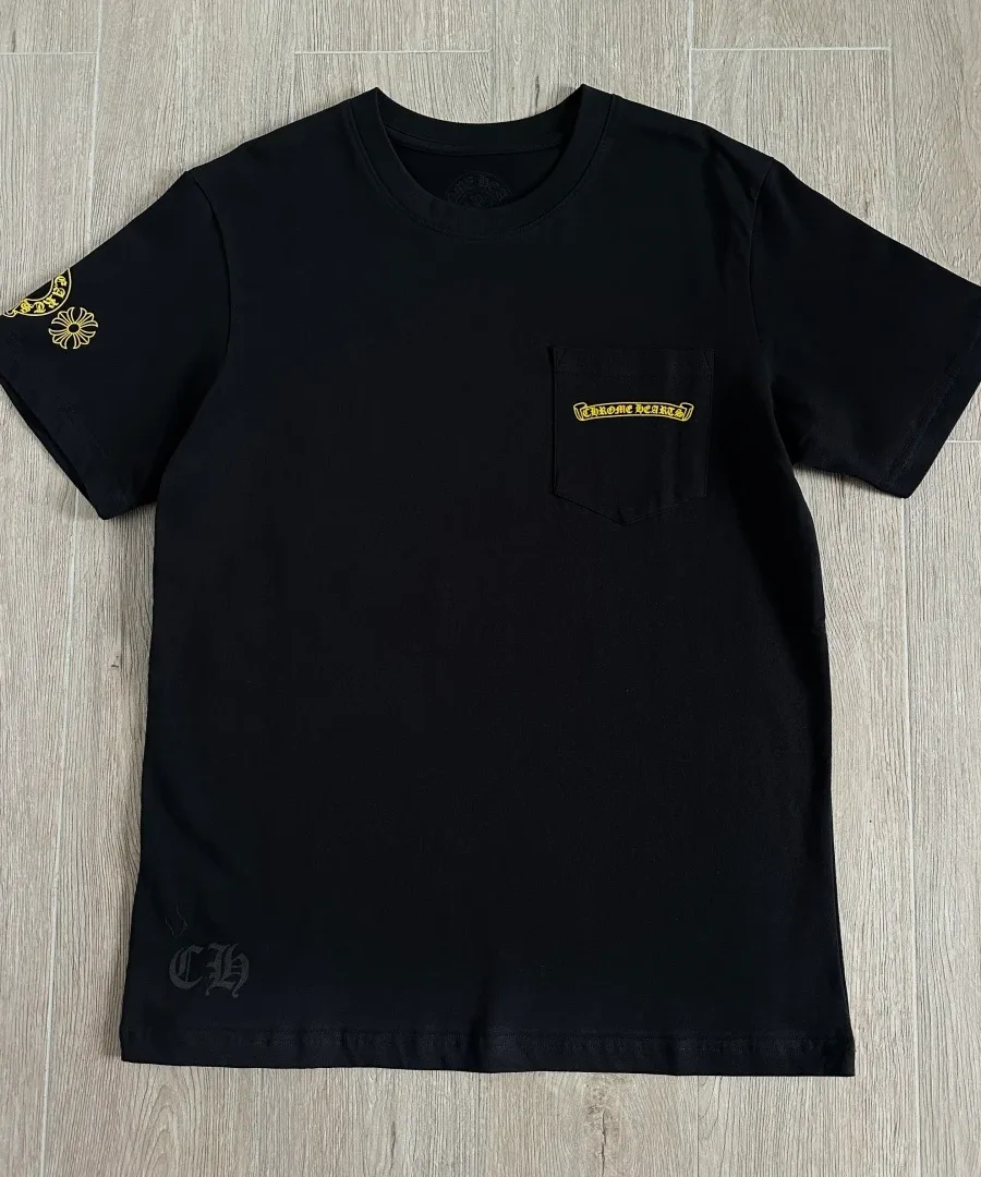 Деталь принта черной футболки Chrome Hearts