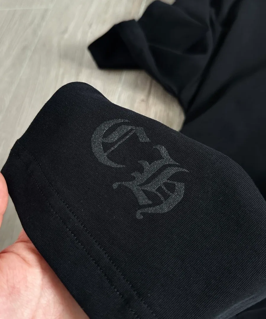 Принт на подоле черной футболки Chrome Hearts