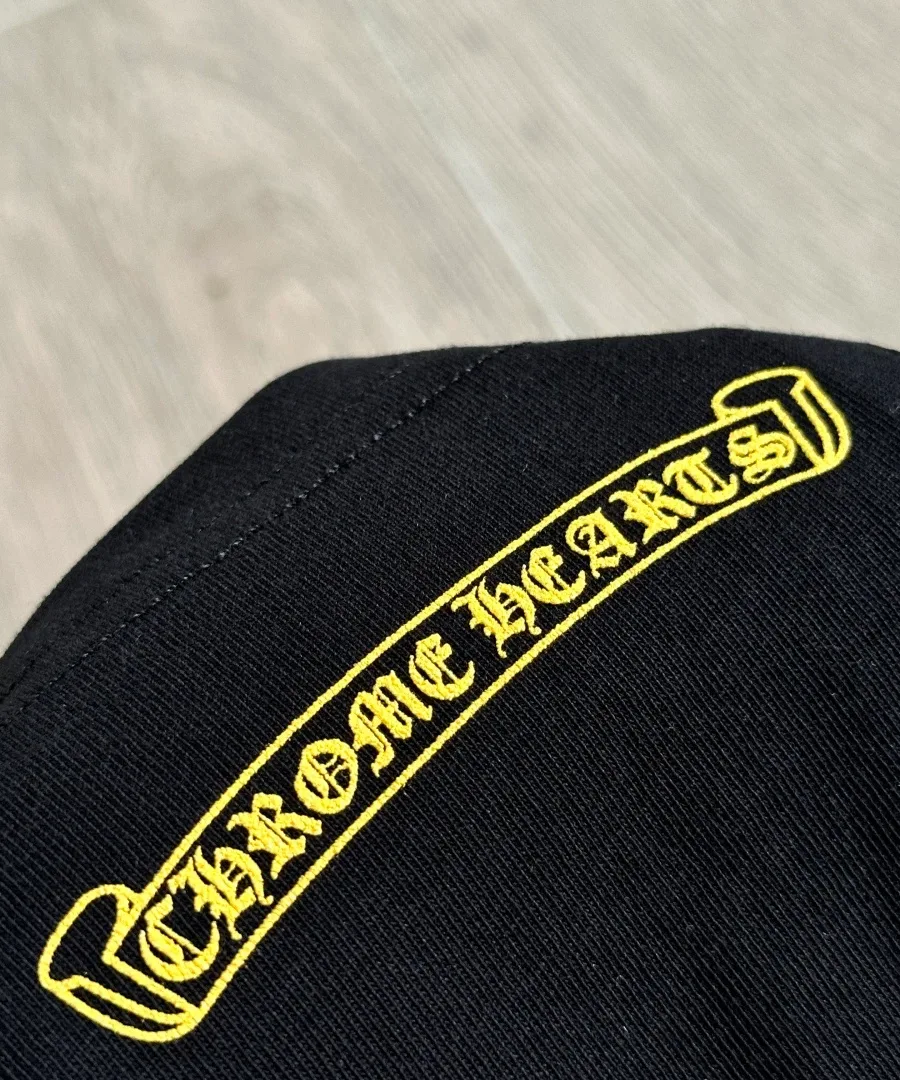 Плечо черной футболки Chrome Hearts