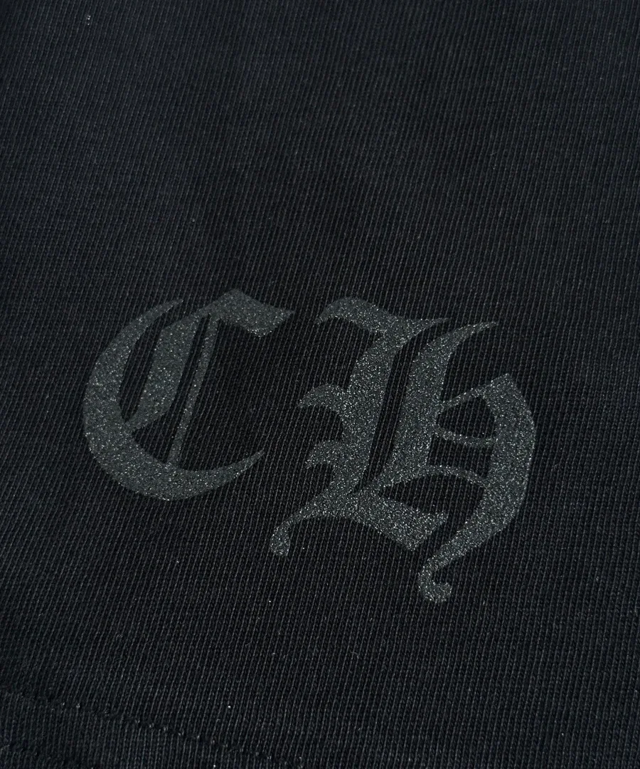 Принт на рукаве черной футболки Chrome Hearts