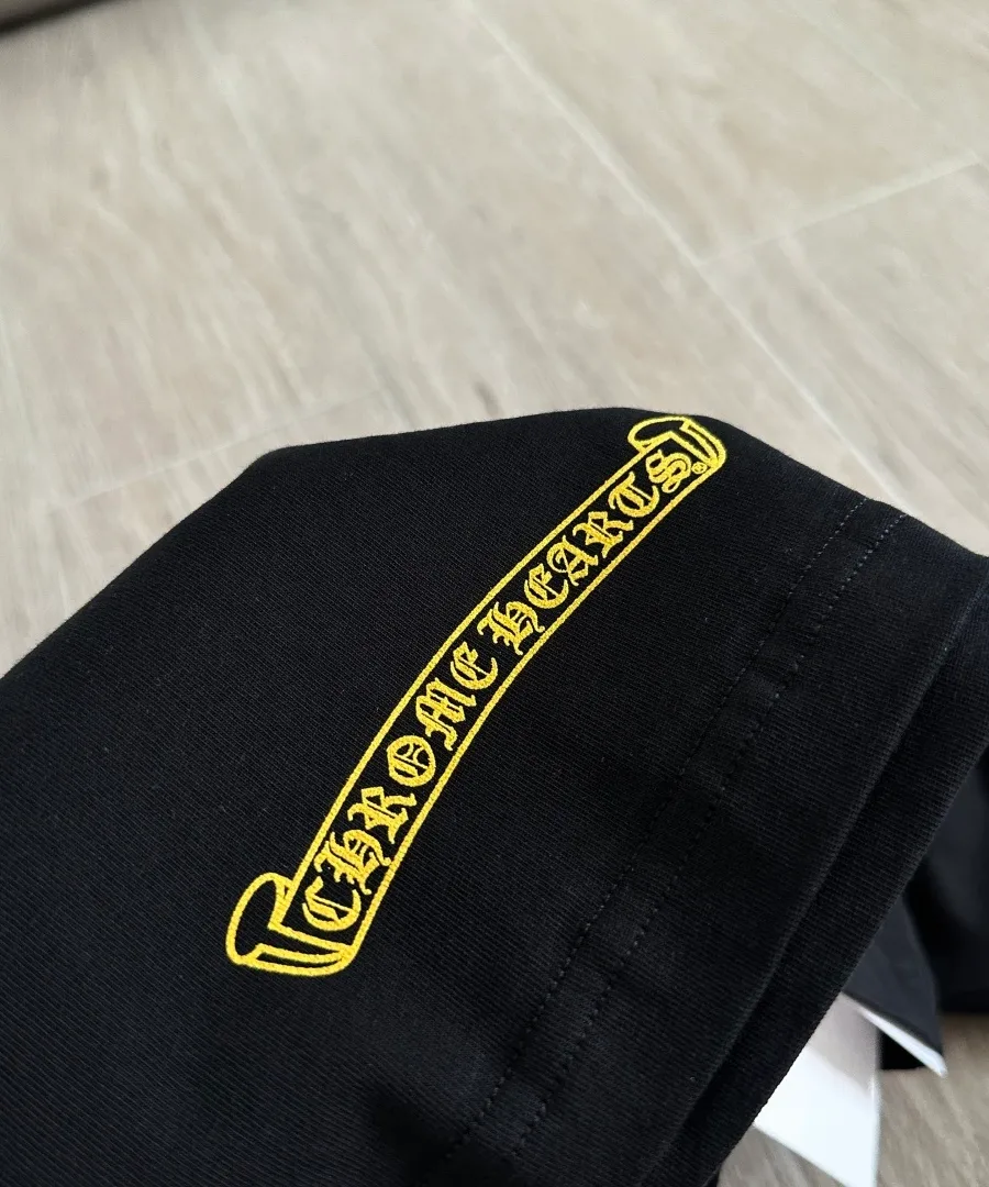Черная футболка Chrome Hearts сзади под углом
