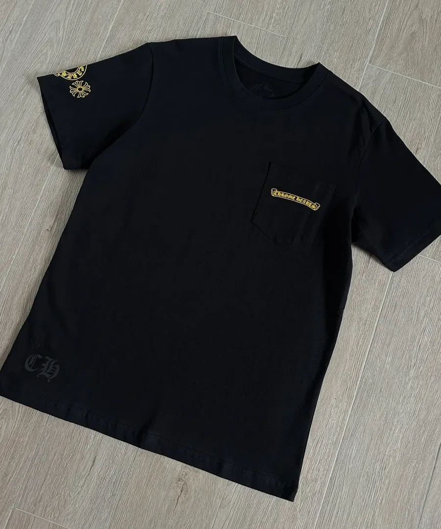 Черная футболка Chrome Hearts спереди под углом