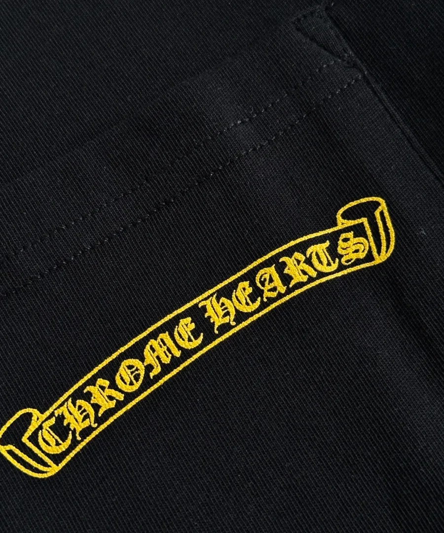 Деталь принта черной футболки Chrome Hearts