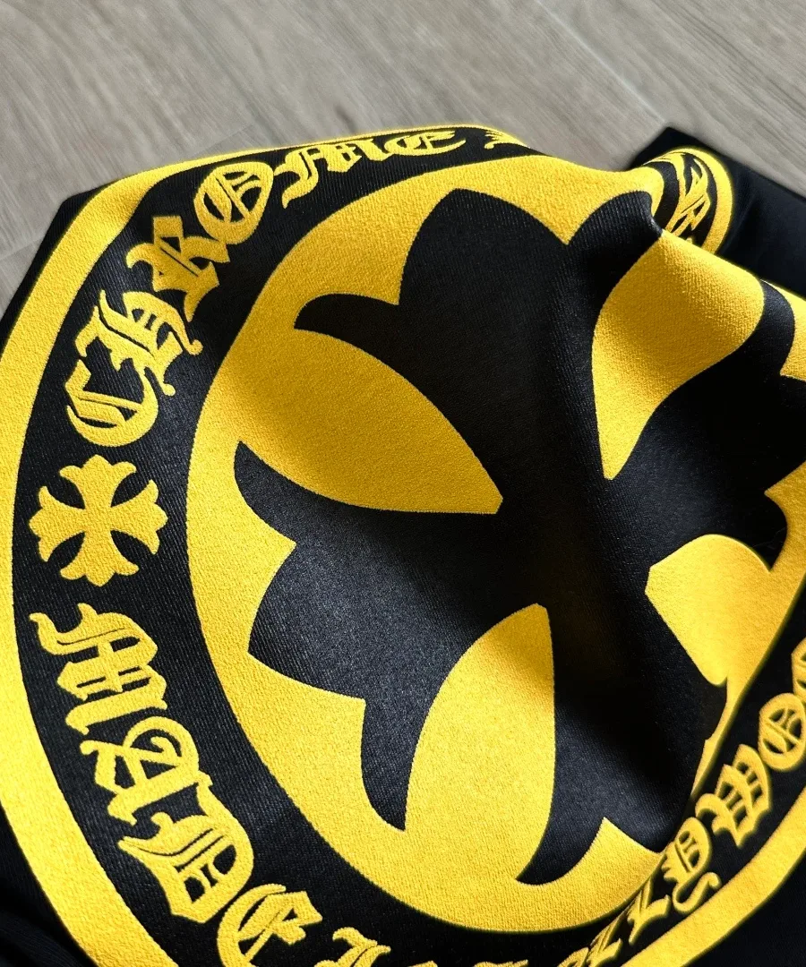 Деталь принта черной футболки Chrome Hearts