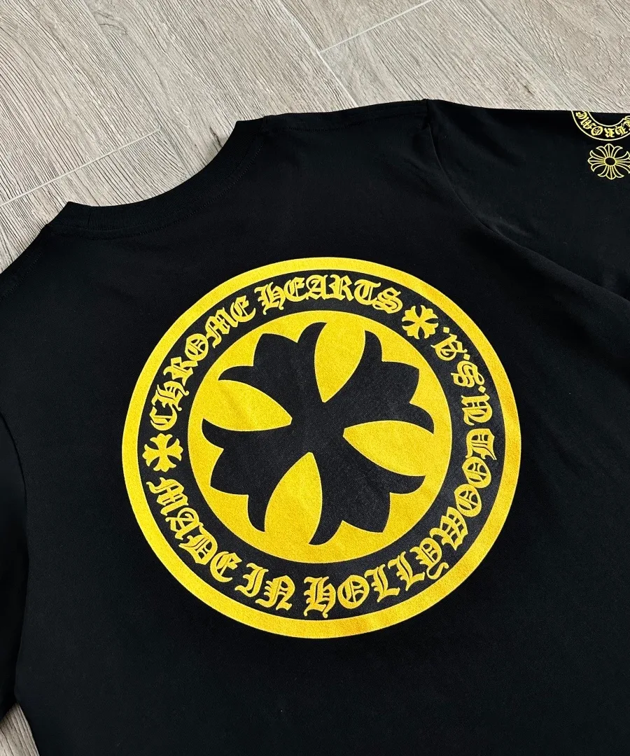 Принт на рукаве черной футболки Chrome Hearts