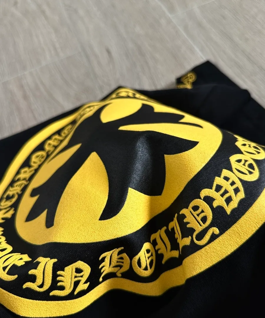 Рукав черной футболки Chrome Hearts