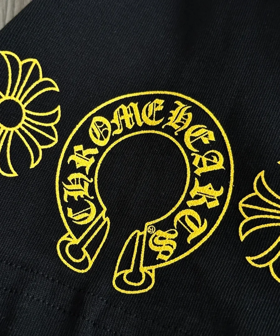 Воротник черной футболки Chrome Hearts