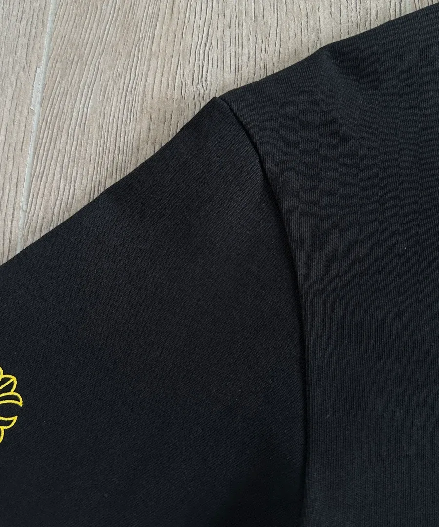 Принт на рукаве черной футболки Chrome Hearts