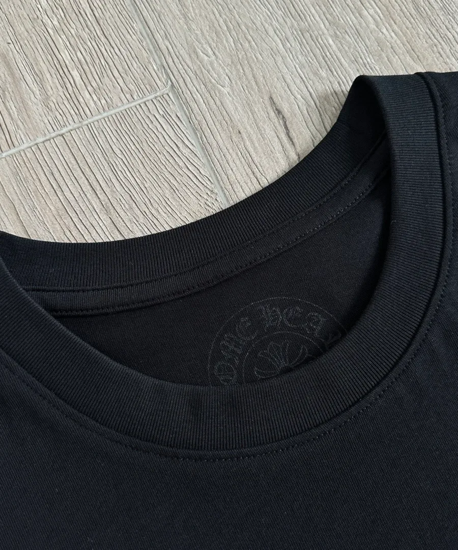 Принт на рукаве черной футболки Chrome Hearts