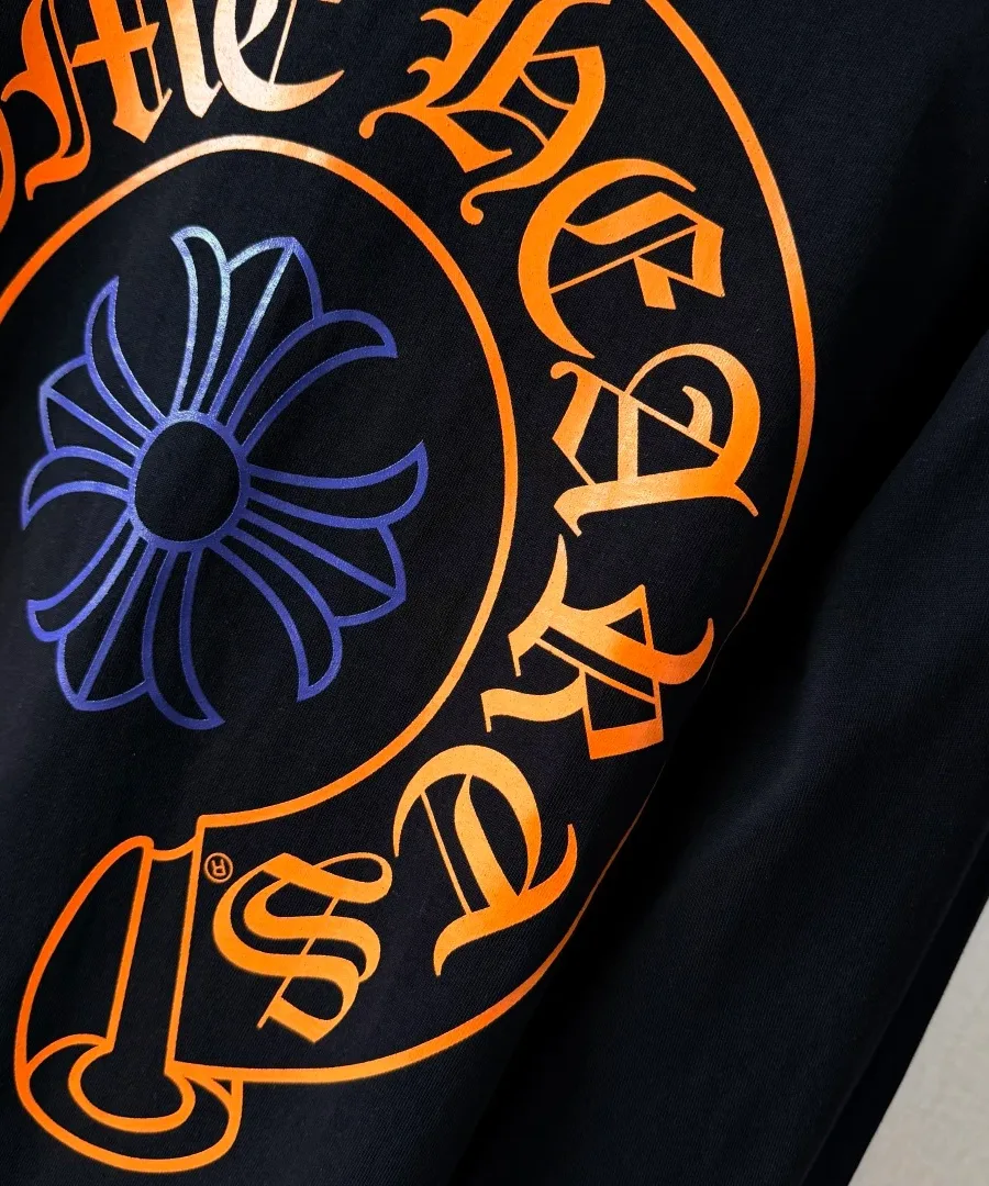 Крупный план текстуры принта на спине лонгслива Chrome Hearts STAFF