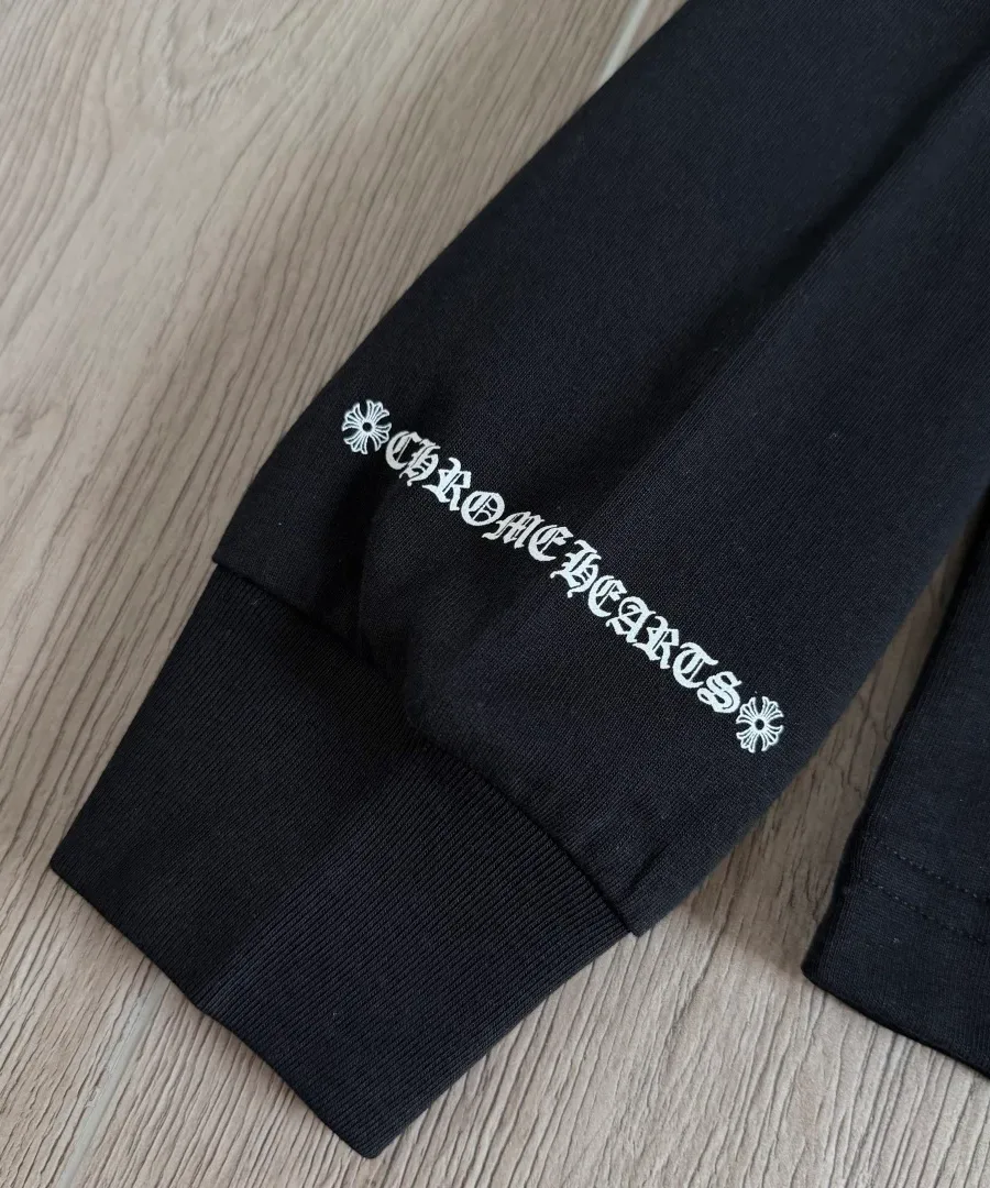 Принт с названием бренда на рукаве лонгслива Chrome Hearts STAFF