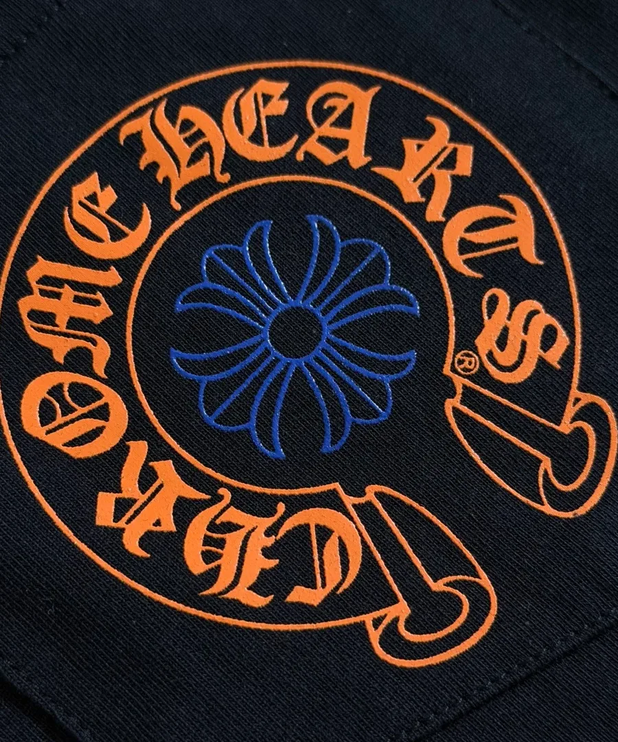 Накладной карман с принтом на груди лонгслива Chrome Hearts STAFF