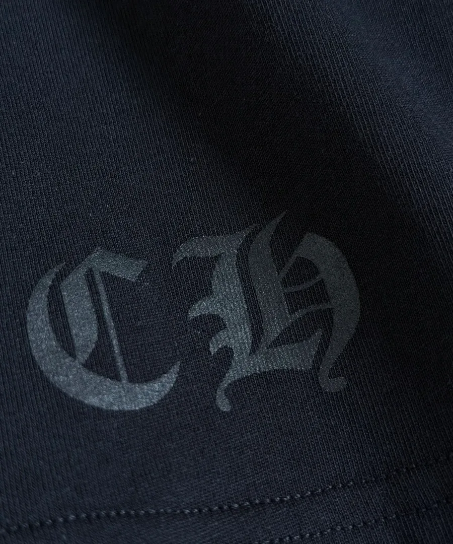 Принт CH на нижней части лонгслива Chrome Hearts STAFF