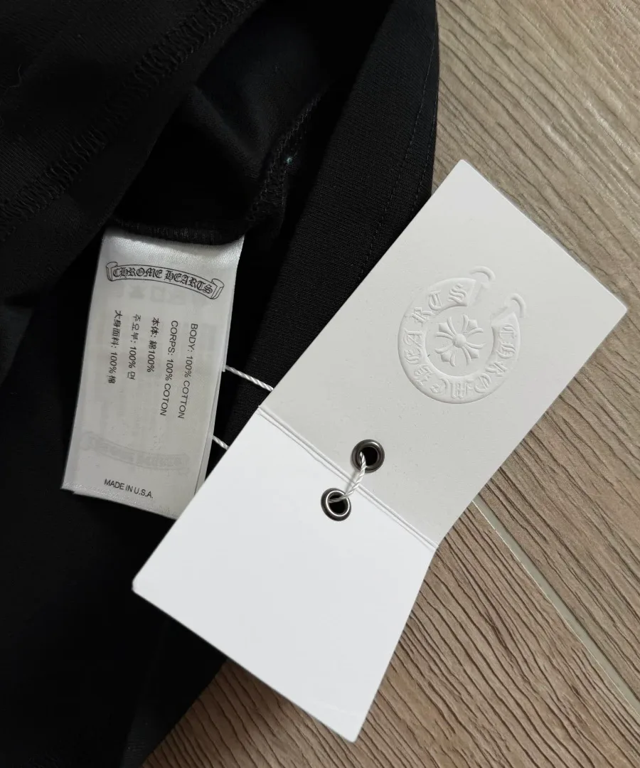 Внутренние бирки лонгслива Chrome Hearts STAFF