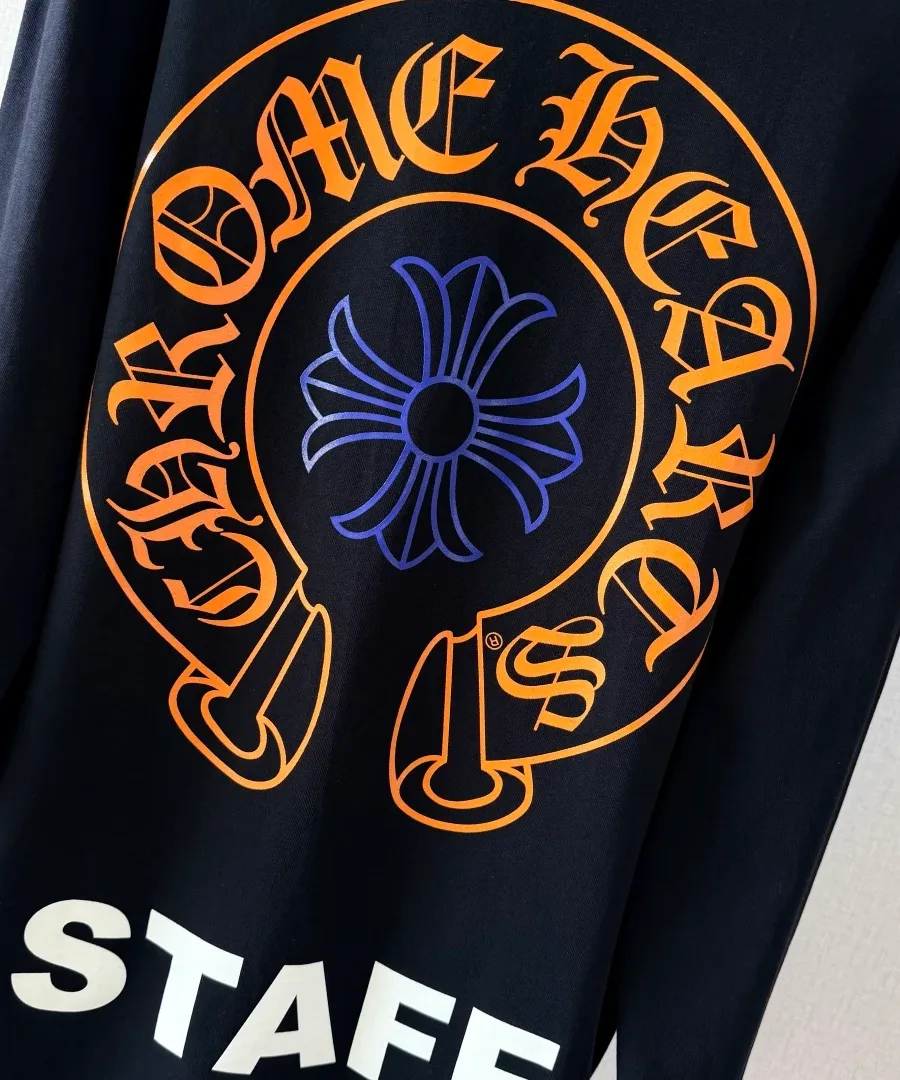 Крупный план принта на спине лонгслива Chrome Hearts STAFF