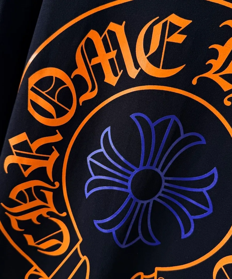 Деталь принта с крестом и подковой на спине лонгслива Chrome Hearts STAFF
