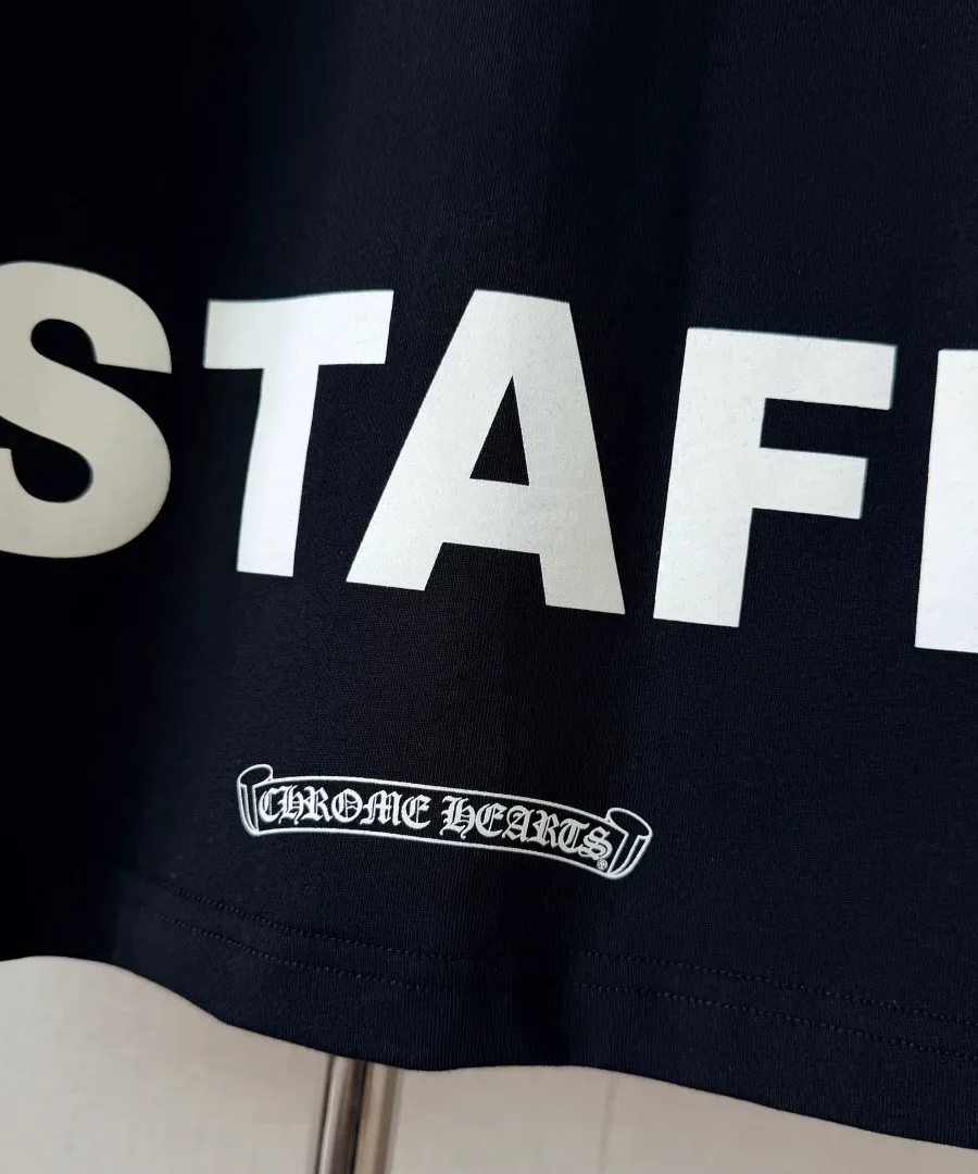 Деталь надписи STAFF на спине лонгслива Chrome Hearts STAFF