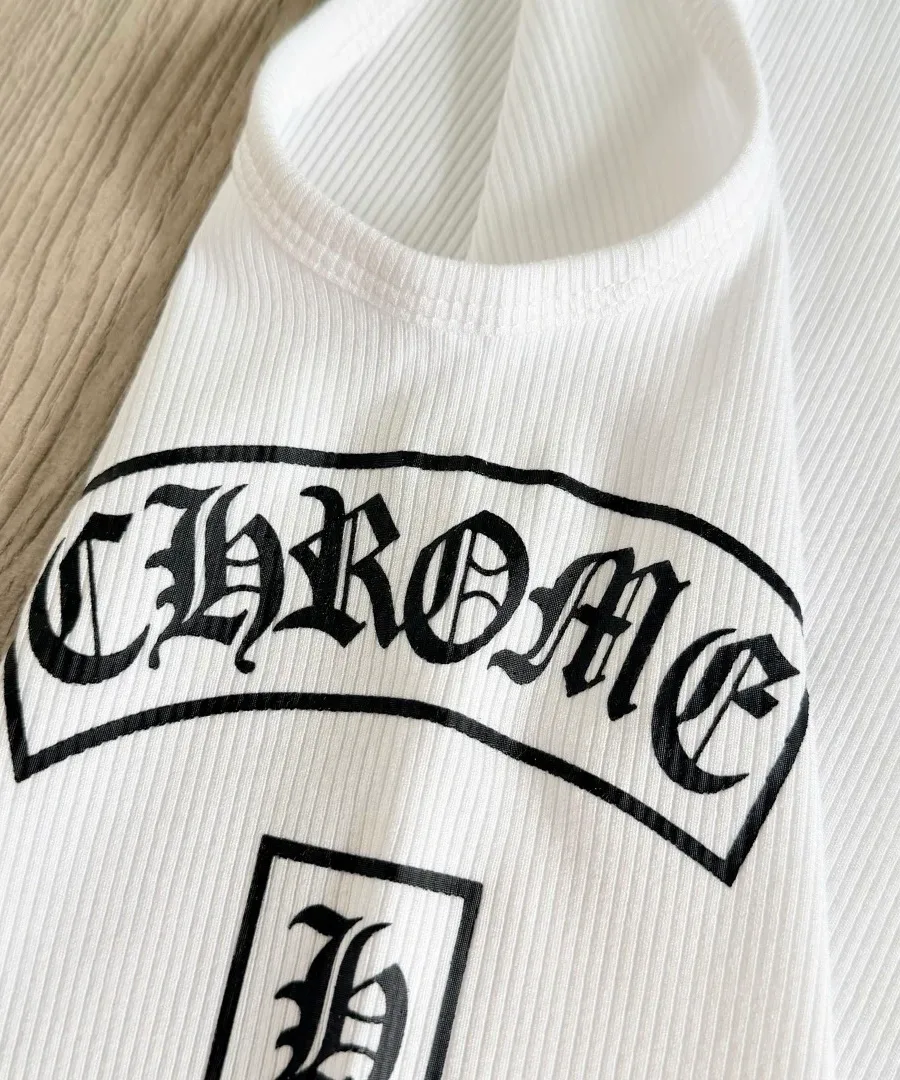 Деталь принта Chrome Hearts на спинке