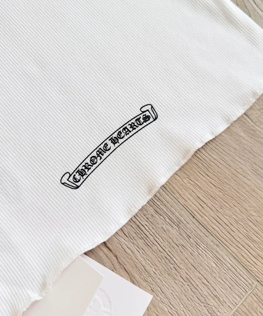Маленький принт с логотипом Chrome Hearts у нижнего края