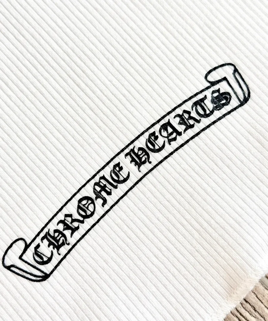 Крупный план принта Chrome Hearts у нижнего края