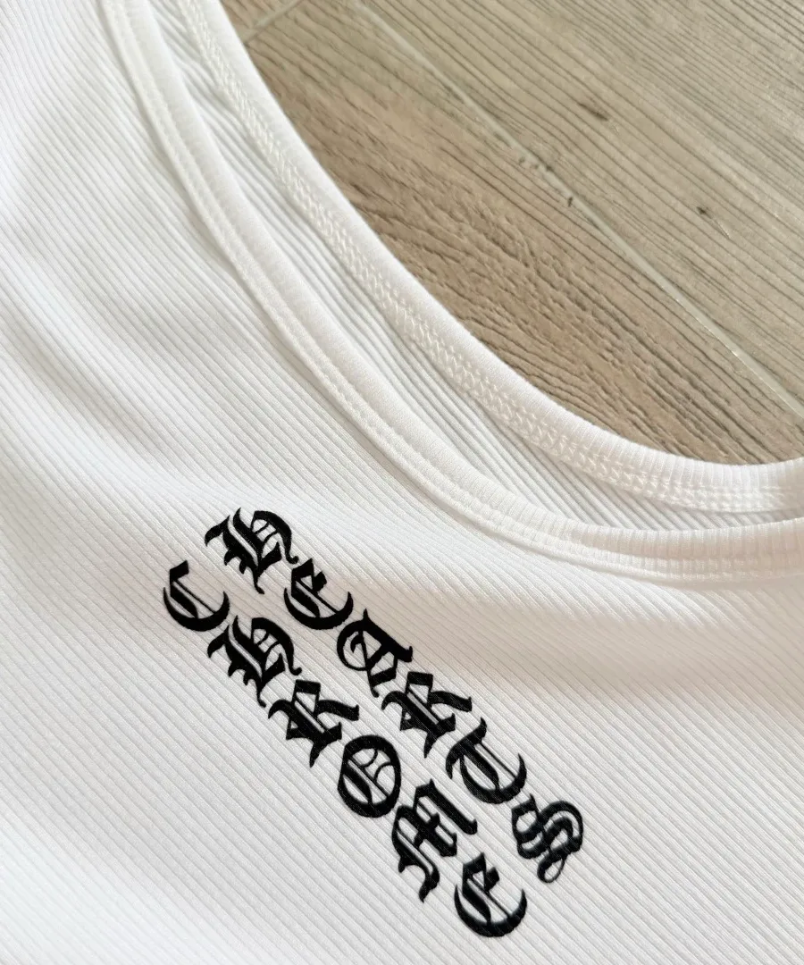 Деталь выреза и принта с готическим логотипом Chrome Hearts