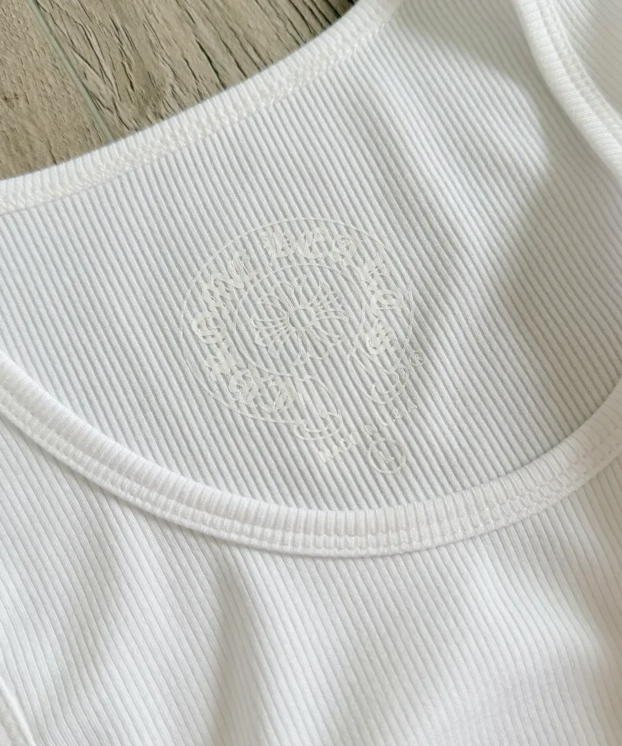 Внутренняя сторона горловины с фирменным принтом Chrome Hearts