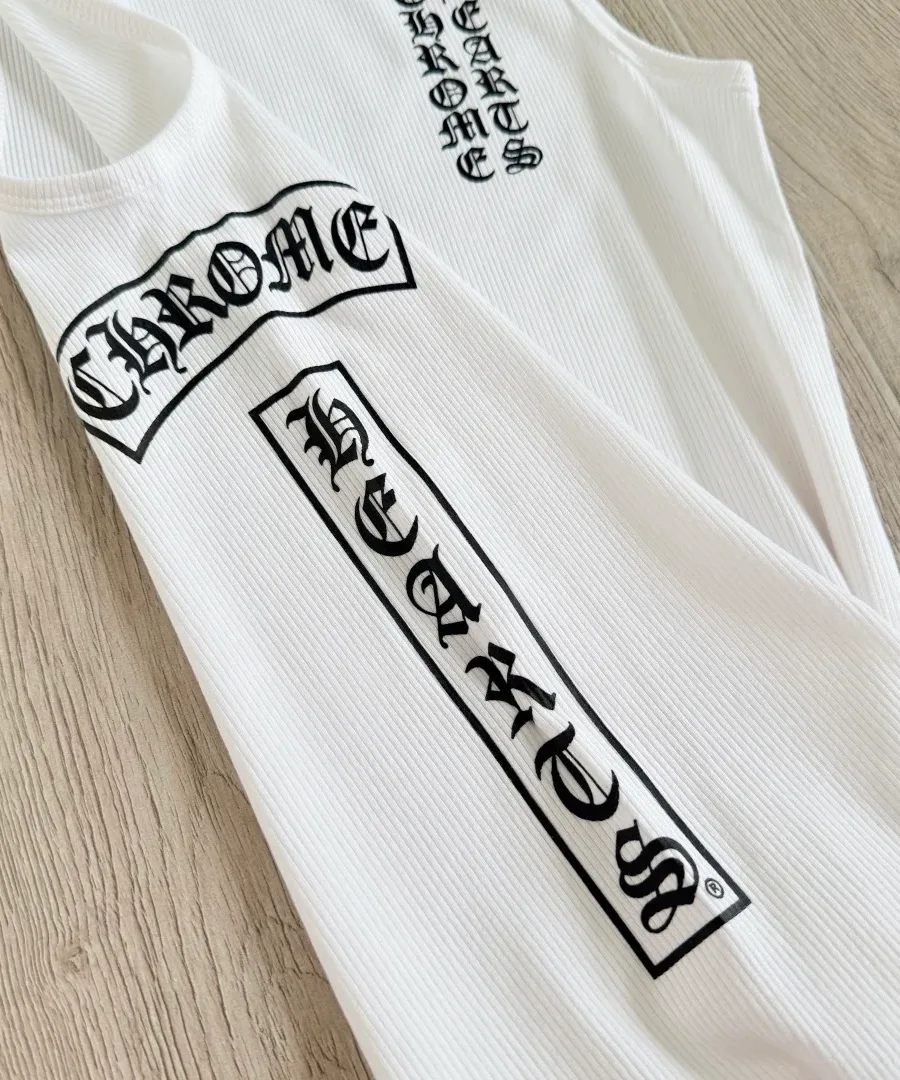 Боковой принт с готической надписью Chrome Hearts