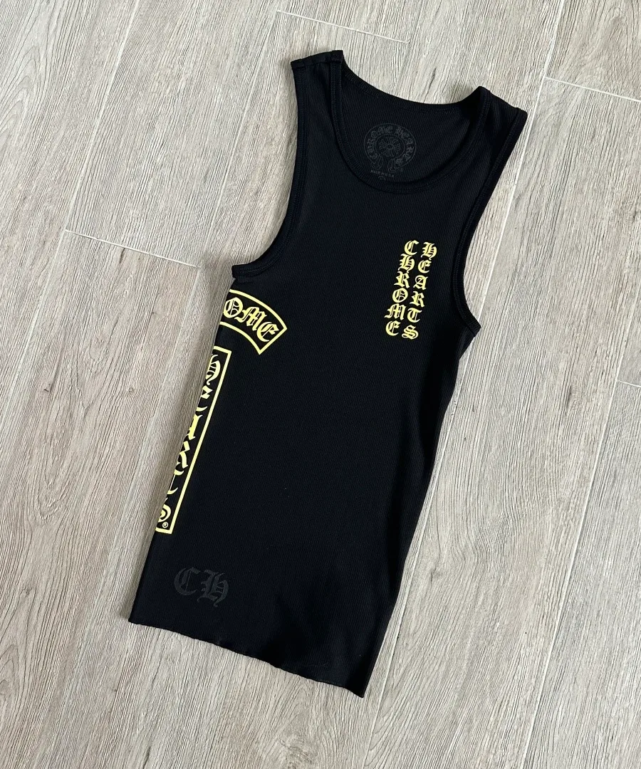 Черная майка Chrome Hearts в рубчик, вид спереди под углом