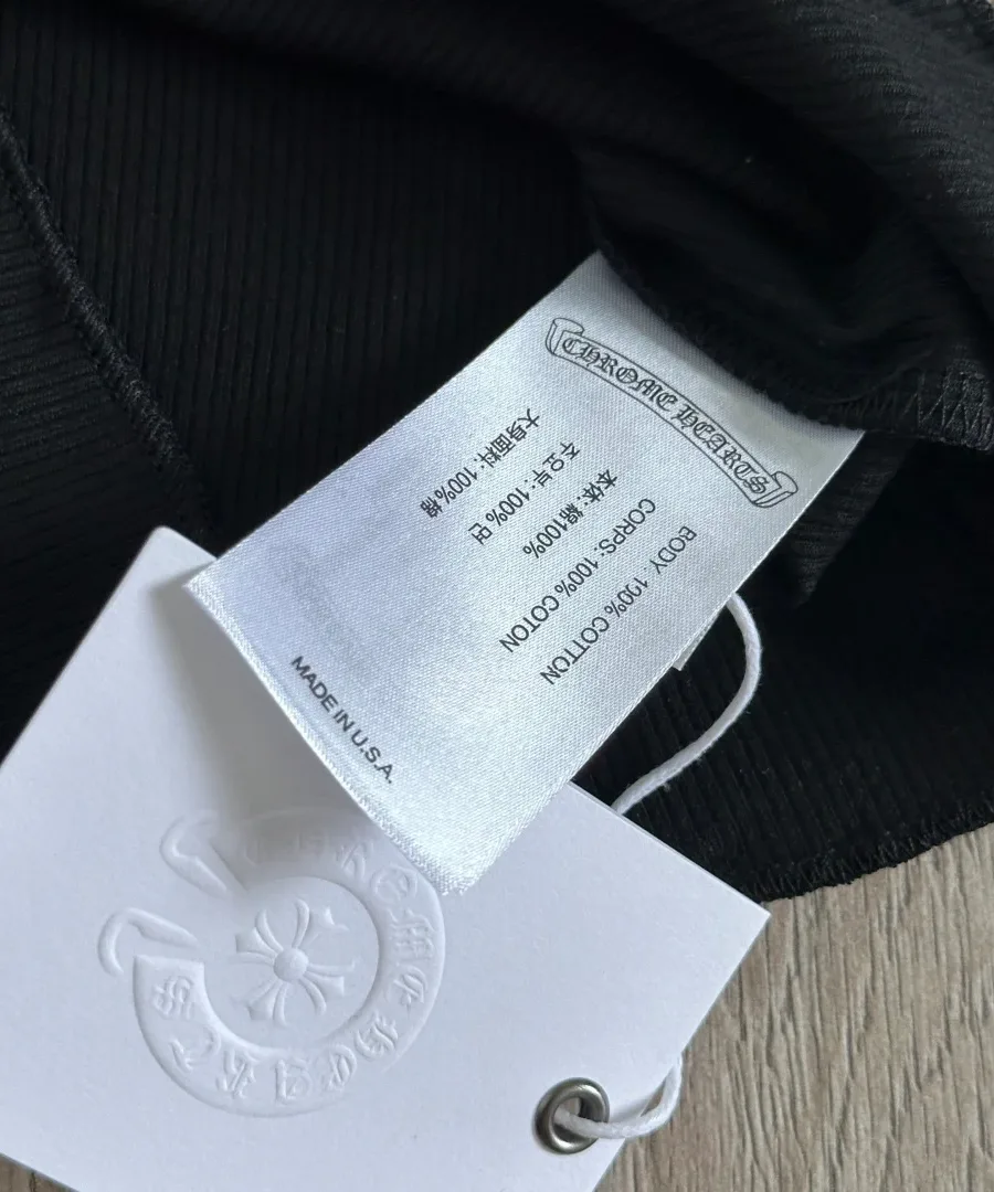 Ярлык с указанием состава 100% хлопок на майке Chrome Hearts