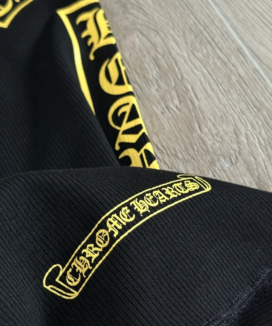 Деталь нижнего края майки с принтом Chrome Hearts
