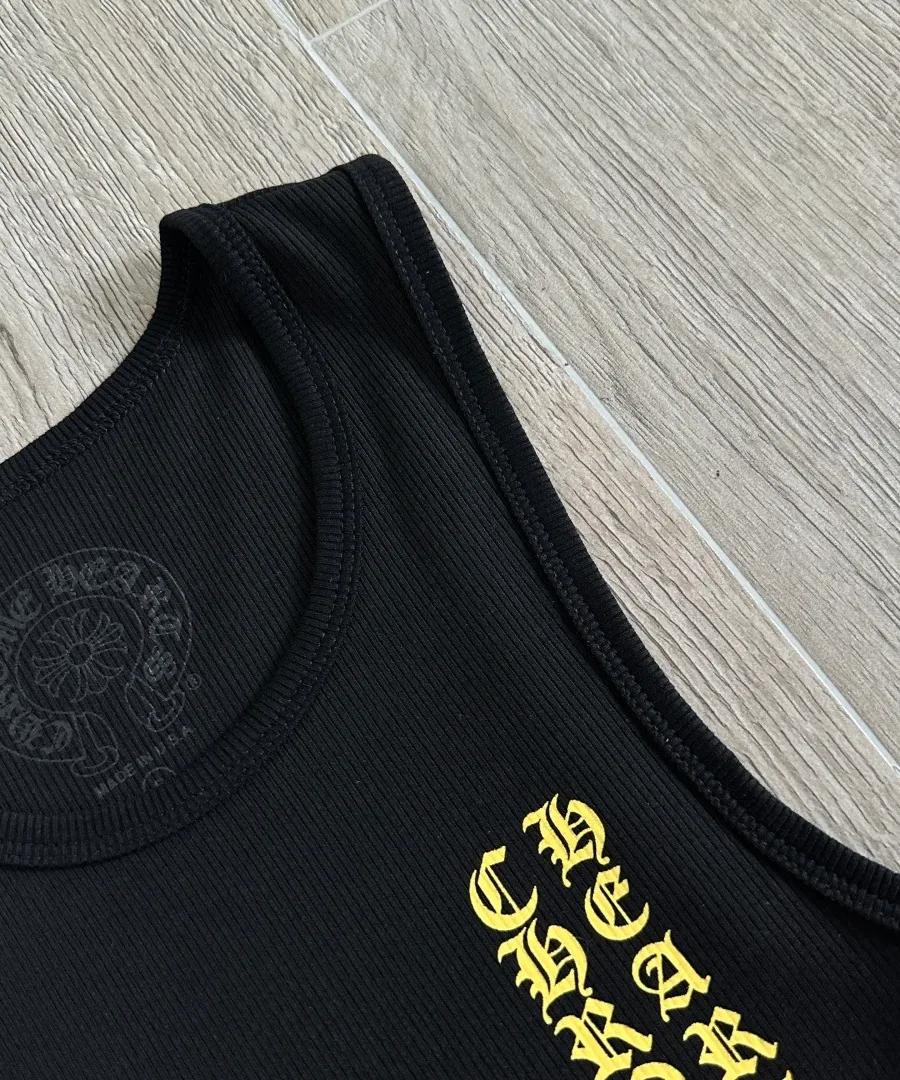Деталь горловины черной майки Chrome Hearts с внутренним принтом
